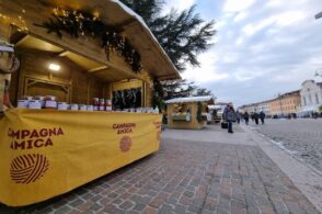 L’Agrinatale piace, debutto positivo per il mercatino di Piazza dei Martiri