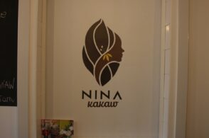 Ecosostenibilità e aiuto alle donne: alla cioccolateria Nina Kakaw la bontà è di casa