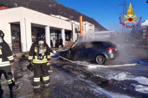 Esce fumo dal cofano. E l’Audi A3 va in fiamme