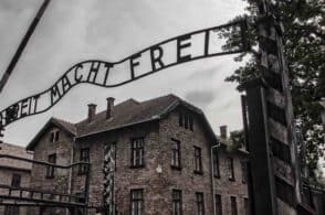 “Le valigie di Auschwitz”: l’Olocausto letto ai bambini