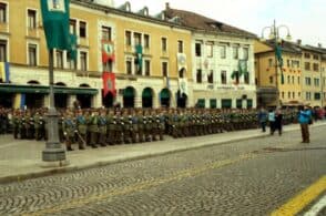 Nata sui monti, “salutata” in Piazza dei Martiri. Finiva 25 anni fa la Brigata Cadore