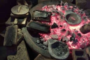 La fusione del bronzo con tecniche antiche: la dimostrazione a Mel
