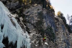Cade da una cascata di ghiaccio: paura per uno scalatore