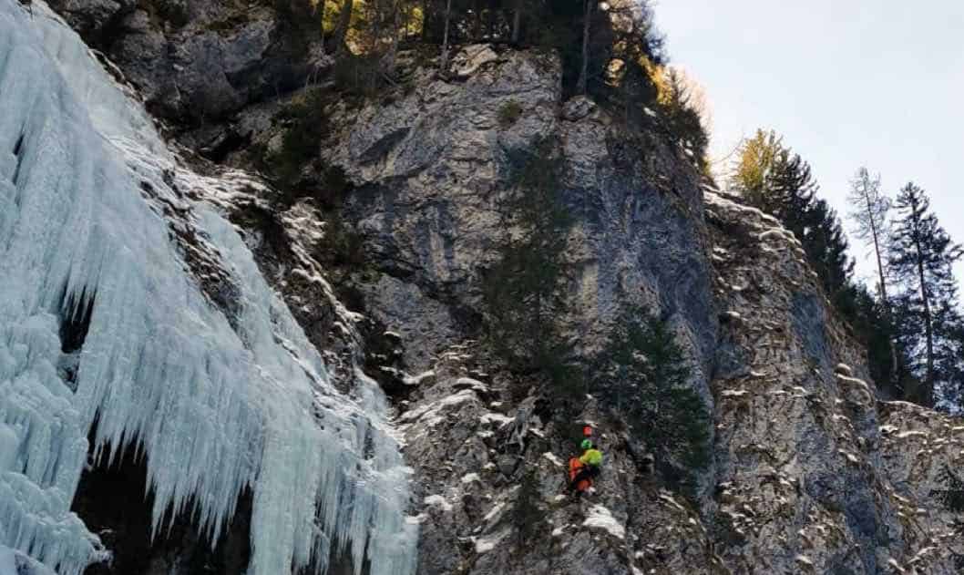 Cade da una cascata di ghiaccio: paura per uno scalatore - News In Quota