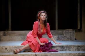 Amanda Sandrelli è Lisistrata. La commedia contro la guerra inaugura la stagione