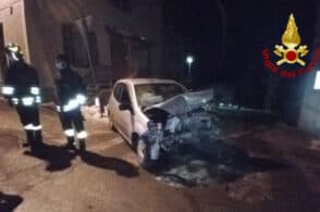 Scontro frontale in piena notte: feriti i conducenti delle due macchine