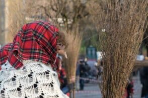 La Befana corre in piazza, pedonata goliardica in costume