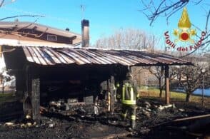 Legnaia a fuoco, distrutta una baracca