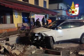 L’auto va dritta e finisce contro la terrazza di un ristorante. Nessun ferito