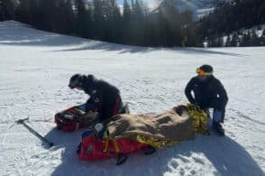 Cade in pista: trauma cranico per un 91enne olandese