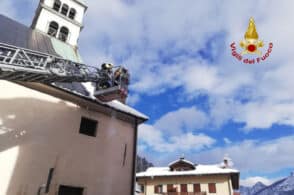 Neve pericolosa sui tetti, intervengono i vigili del fuoco