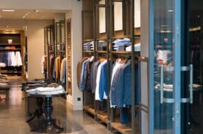 Scattano i saldi invernali, è corsa agli acquisti scontati