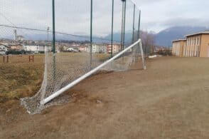 Raid notturno, i vandali devastano il campo da calcio di Castion