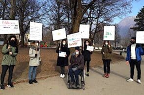 Flashmob di protesta e riflessione: «Combattiamo gli sprechi alimentari»