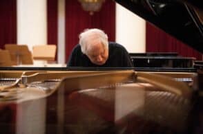 Un uomo e il suo piano: note di bellezza al Comunale con Grigory Sokolov