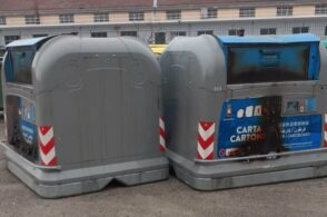 Vandali e piromani a Feltre: cassonetti incendiati nella notte