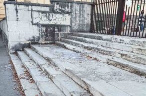 Scuola media Ricci, inagibile la scalinata d’ingresso: «Ci vuole attenzione»