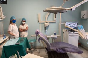 Tecnica non invasiva per tornare a sorridere, dal San Raffaele l’operazione di implantologia