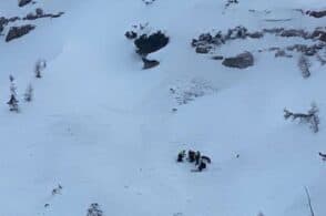 Scialpinista travolto da una valanga: miracolosamente illeso