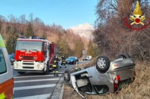 Vettura si ribalta all’ingresso dell’autostrada: paura per la donna alla guida