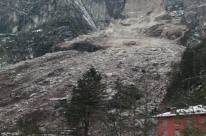 Frana la montagna, bloccata la vecchia strada della galleria dei Castei