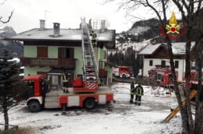 Fiamme nella canna fumaria, a fuoco due appartamenti e una soffitta