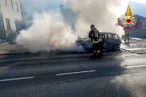 Auto in fiamme, paura sulla Provinciale 1