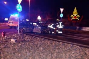 Va “lungo” in galleria, auto fuori strada alla rotonda del Col Cavalier. Miracolati autista e passeggero