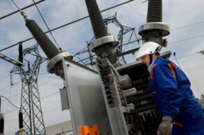 Enel interra la linea, arriva l’elicottero per togliere i tralicci