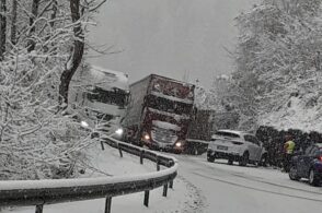 Neve e disagi sulle strade, camion senza catene bloccano la Alemagna
