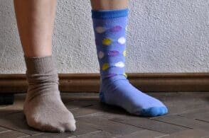 Oggi è la “Giornata dei calzini spaiati”: «La diversità è ricchezza»