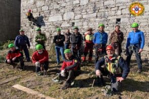 Murazzi invasi dalle sterpaglie, ci pensano i volontari del Soccorso alpino