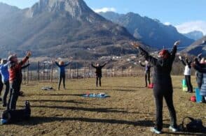 Camminata meditativa attorno al lago di Vedana: «La natura regala energia positiva»