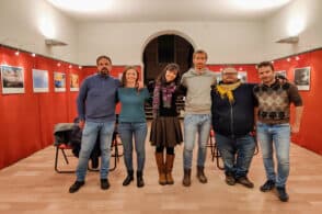 Dal mistero alla fotografia: le atmosfere di Buzzati in mostra a Pieve d’Alpago