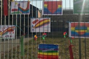 I disegni sulla pace accolgono i nuovi alunni ucraini: «Benvenuti»