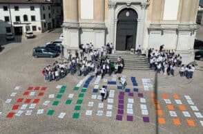 Flash mob per la pace: più di 200 studenti dicono “no” alla guerra