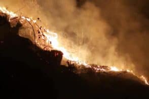 Senza tregua: nella notte le fiamme ripartono sopra il cimitero del Vajont