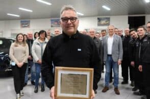 Da 40 anni nella stessa azienda: premiato Eddi, meccanico di fedelt&agrave;