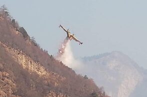 Proseguono i voli per spegnere i roghi: sforamento delle polveri sottili