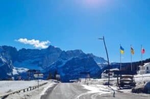 Via la bandiera russa da Misurina, al suo posto il vessillo ucraino