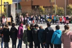 Piazza della Poesia inaugurata dai bambini: «Diamo valore all’accoglienza»