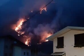 Il fuoco è vicino alle case. E la strada provinciale resta chiusa almeno fino a domattina