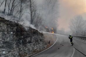 Fiamme sulla provinciale 251: «L’incendio si estende per oltre 5 km»