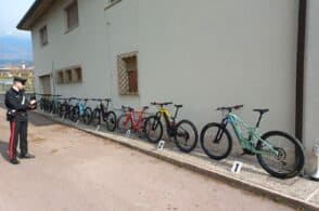 Rubano 14 bici e si schiantano su un guardrail: tentato furto al negozio GRbike