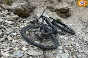 Bloccato sulla scarpata per recuperare la bici: ciclista salvato dal Soccorso alpino