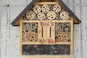 Rifugio con materiali di riciclo: anche le api hanno i loro hotel