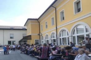 Il Comune “Semina gentilezza”, in casa di riposo e a teatro