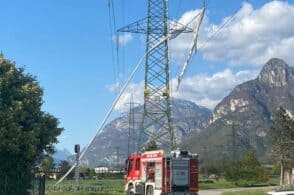 Un telo agricolo si attorciglia ai fili dell’alta tensione
