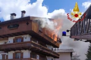Mansarda a fuoco, pompieri in azione a Cianderies