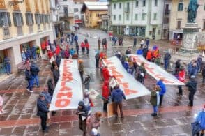«Giù le mani dalla sanità bellunese», a Pieve l’urlo della gente di montagna